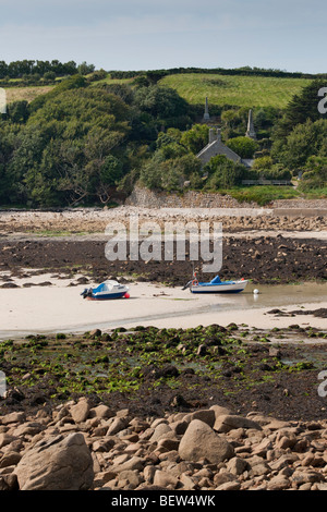 Old Town Bay e la Città Vecchia chiesa di Santa Maria, Isole Scilly Foto Stock