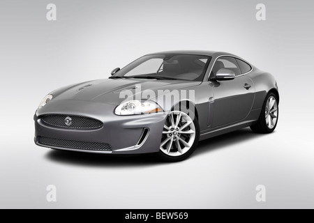 2010 la Jaguar XK R in grigio - Vista anteriore angolare Foto Stock