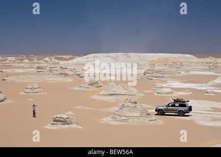 Tour in jeep in White Desert National Park, Deserto Libico, Egitto Foto Stock