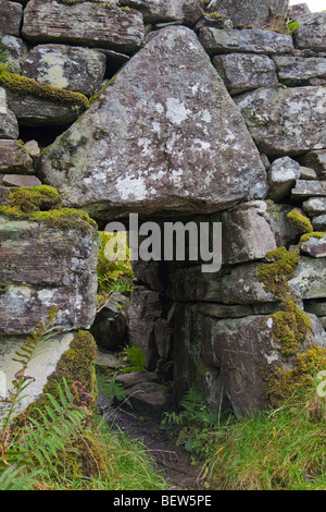 Caistel Grugaig Broch a Totaig, ingresso con architrave triangolare stone Foto Stock