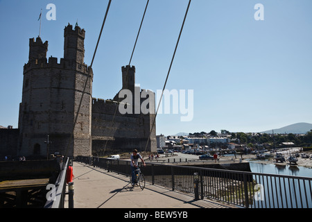 Caernarfon Castle dal Aber Ponte Girevole, Caernarfon, Gwynedd, Galles Foto Stock