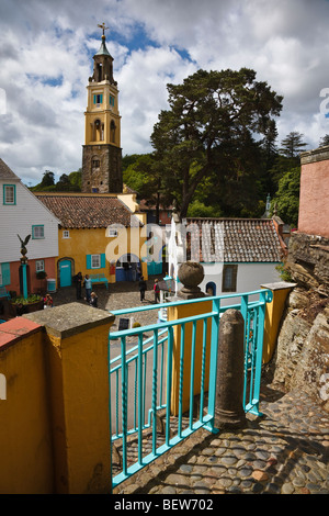 Portmeirion - unico villaggio Italianamente creato dall'architetto Clough Williams-Ellis nel Galles del Nord Foto Stock