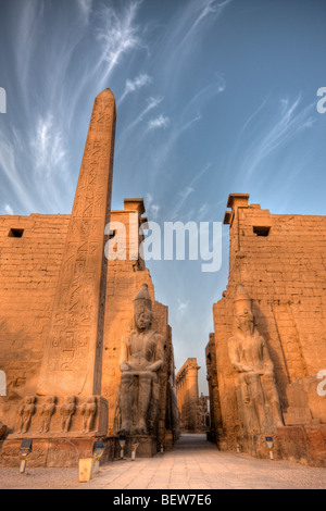 Ingresso del Tempio di Luxor con il Tempio di Ramesses II statue e obelisco di Luxor, Egitto Foto Stock