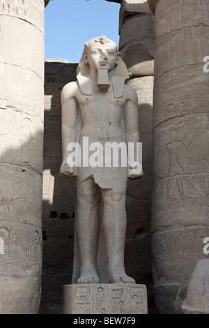 Statua Ramesse II al Tempio di Luxor, Luxor, Egitto Foto Stock