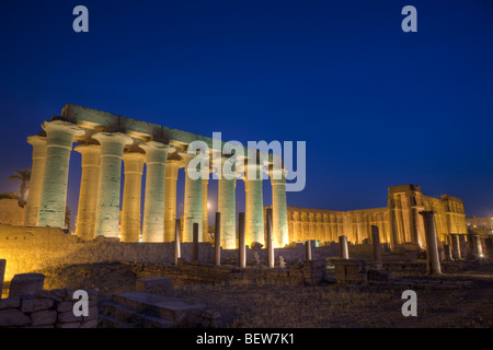 Illuminata Sala Colonne del Tempio di Luxor Luxor Egitto Foto Stock