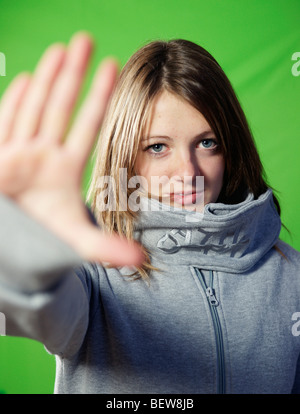 Ritratto di ragazza adolescente mostrando il suo palm Foto Stock