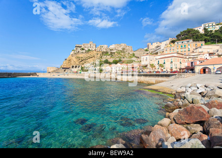 Spiaggia di Pizzo, Castello Aragonese in background, Calabria, Italia Foto Stock