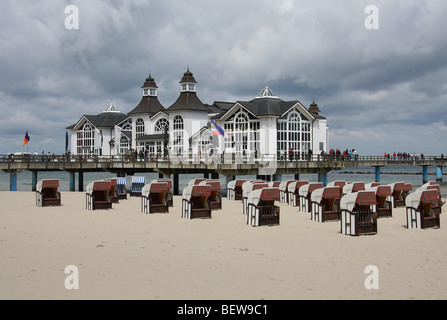 Spiaggia vuota sedie di fronte al Molo di Sellin, Rugia, Germania Foto Stock