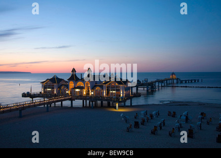 Il Molo di Sellin al crepuscolo, Rugia, Germania, vista in elevazione Foto Stock