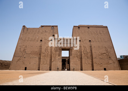 Davanti al Tempio di Horus in Edfu, Edfu, Egitto Foto Stock