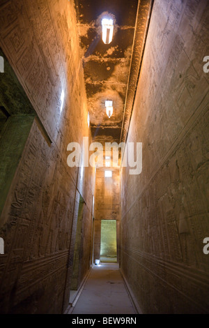 Interno del Tempio di Horus in Edfu, Edfu, Egitto Foto Stock