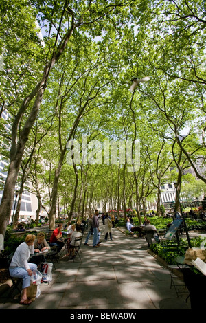 Persone rilassante in Bryant Park di New York City, Stati Uniti d'America Foto Stock