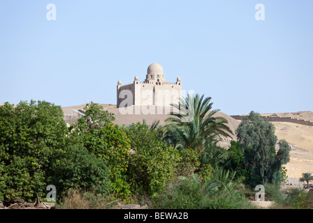 Fiume Nilo la cataratta e il mausoleo di Aga Khan, Aswan, Egitto Foto Stock