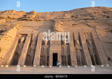 Piccolo tempio di Hathor di Nefertari, Abu Simbel Egitto Foto Stock