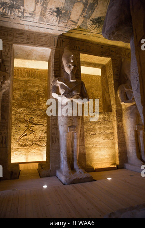 Statue all'interno del grande tempio del faraone Ramesse II, Abu Simbel Egitto Foto Stock