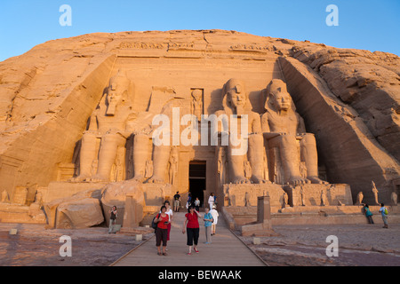 I turisti alla entrata del tempio di Pharao Ramesse II., Abu Simbel Egitto Foto Stock