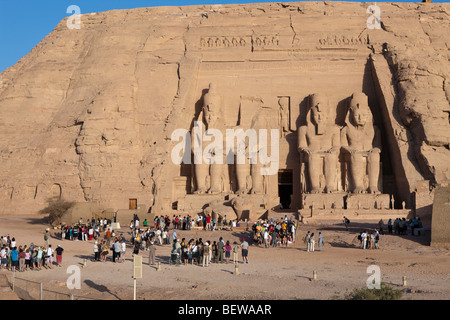 I turisti alla entrata del tempio di Pharao Ramesse II., Abu Simbel Egitto Foto Stock