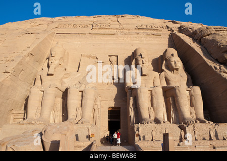 I turisti alla entrata del tempio di Pharao Ramesse II., Abu Simbel Egitto Foto Stock