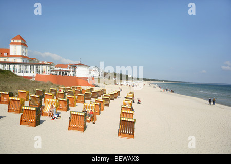 Sedie a sdraio sulla spiaggia di Binz, isola di Rügen, Germania Foto Stock