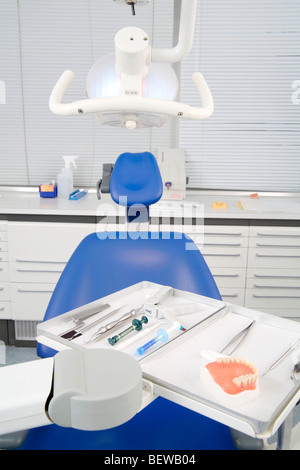 Poltrona odontoiatrica e strumenti chirurgici in chirurgia dentale Foto Stock