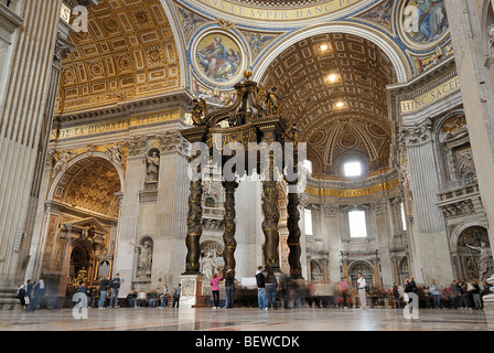 Baldacchino Berninis presso la Basilica di San Pietro a Roma, Città del Vaticano Foto Stock