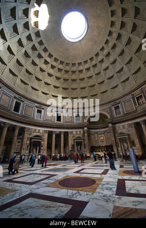 Interno del Pantheon cupola, un ampio angolo di ripresa Foto Stock