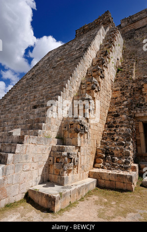 La piramide del mago (Piramide del Adivino) presso le rovine Maya di sito di Uxmal, Yucatan, Messico, vista dal basso Foto Stock