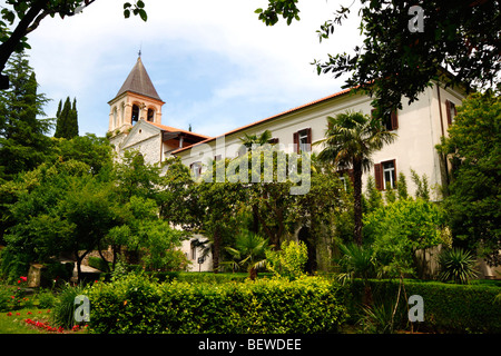 Giardino di chiostro e chiesa sulla isola di Visovac, Croazia Foto Stock