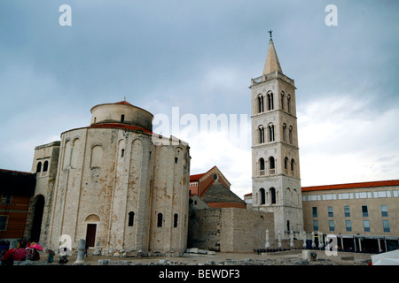 Le mura in pietra romana di fronte Sveti Donat Chiesa, Zadar, Croazia, ampio angolo di visualizzazione Foto Stock