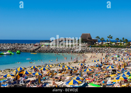 I turisti a Playa de Amadores, Puerto Rico, Gran Canarie, Canarie Foto Stock