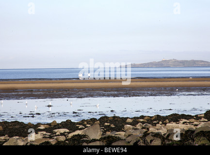 I giovani sulla sabbia a Cramond, nei pressi di Edimburgo in Scozia Foto Stock