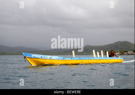 Yandup Island Lodge barca Off Playon Chico nelle isole San Blas Panama Foto Stock