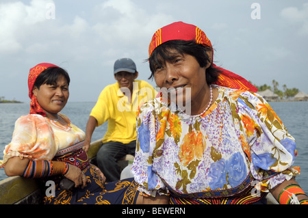 La Kuna persone in un Baota Off Yandup Island Lodge In Playon Chico nelle isole San Blas Panama Foto Stock