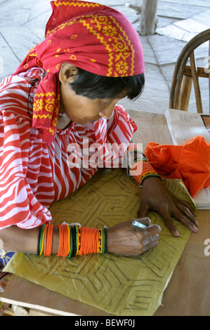 La Kuna donna Tracciare una mola sull isola di Yandup Lodge Off Playon Chico nelle isole San Blas Panama Foto Stock