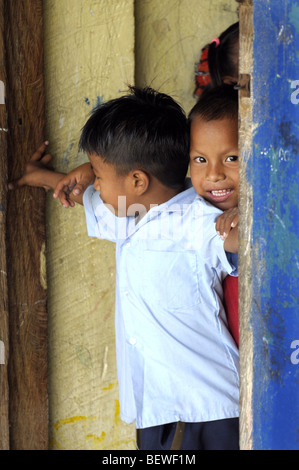 La Kuna Scuola In Playon Chico nelle isole San Blas Panama Foto Stock