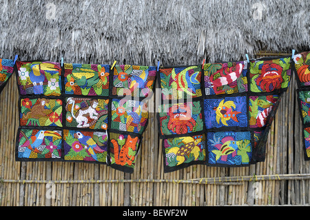 La Kuna realizzato Molas In Playon Chico nelle isole San Blas Panama Foto Stock