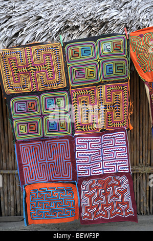 La Kuna realizzato Molas In Playon Chico nelle isole San Blas Panama Foto Stock