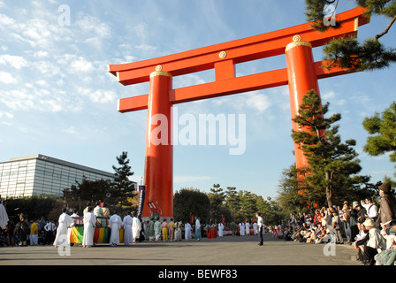 Esecutori al Santuario Heian durante il Jidai Matsuri a Kyoto in Giappone Foto Stock