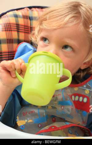 Bambino di bere da un bicchiere Foto Stock