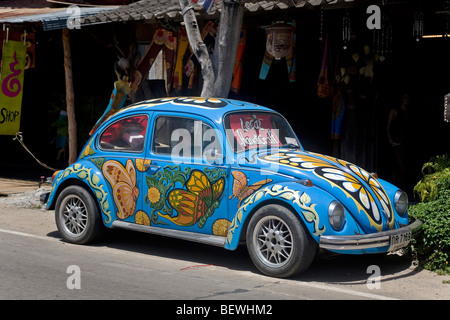 Volkswagen Beetle personalizzato e dipinto per pubblicizzare i proprietari di artigianato e bric un negozio di brac Foto Stock