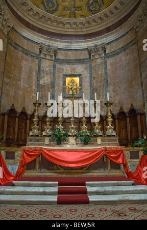 Altare vista dentro il Pantheon a Roma Foto Stock