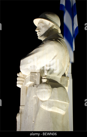 Tempo di notte vista del monumento al Milite Ignoto in Piazza Agnostou Rethymnon Creta Grecia Foto Stock