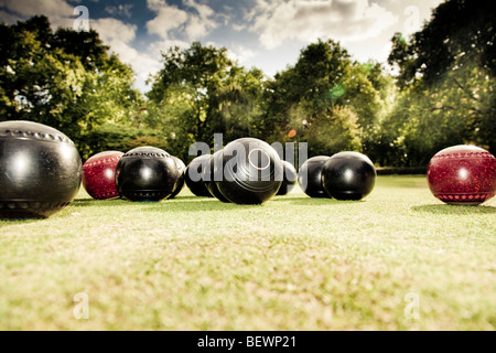Basso angolo di un gruppo di prato per il gioco delle bocce boschi a Southwark Park Club Foto Stock