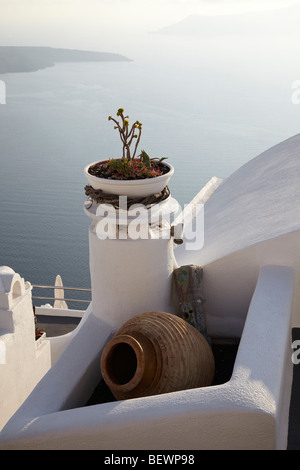 Roof top decorazione guardando oltre il mare Egeo, Santorini, Cicladi, Grecia Foto Stock