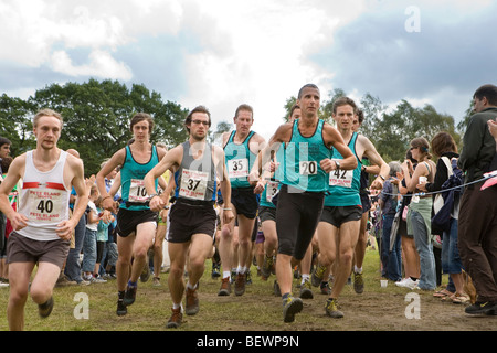 Guide all'inizio dell'annuale Coniston Old Man fell running gara partendo dal Coniston Country Fair Foto Stock