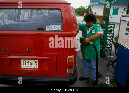 1, uno, uomo messicano, il pompaggio del gas, gas pompa, Pemex gas station, stazione di gas, un operatore, Cancun Quintana Roo stato, la penisola dello Yucatan, Messico Foto Stock