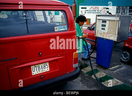 Popolo messicano persona uomo adulto maschio gas Operatore Stazione di pompaggio del gas a Pemex stazione di gas nella città di Cancun in Messico Foto Stock