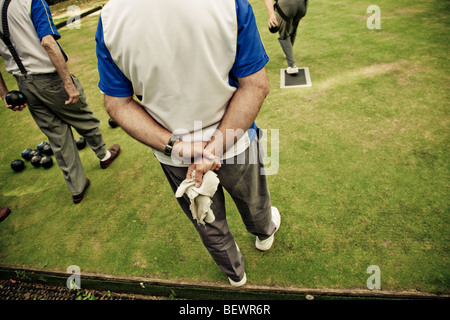 Prato giocatori di bocce in primo piano orologi un torneo di bocce a Southwark Park Club London SE1 Foto Stock