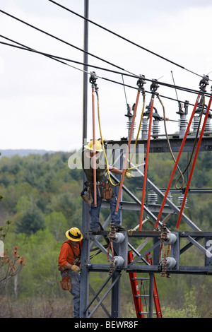 Utilità di aggiornamento dei lavoratori della sottostazione elettrica Foto Stock