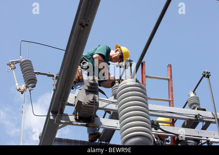 Utilità di aggiornamento dei lavoratori della sottostazione elettrica Foto Stock